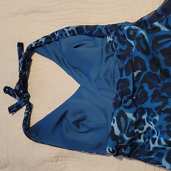 Le Chateau blue leopard print halter dress, lined, flowy and pretty. Medium - Picture 5 of 6